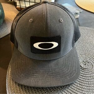 Grey Oakley baseball hat !